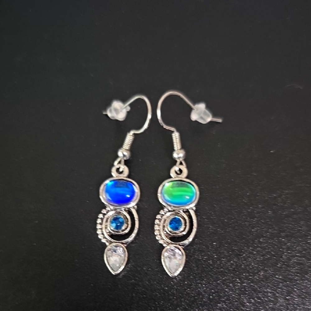 3/$30***Elegant Silver and Blue Dangle Earrings Nwot